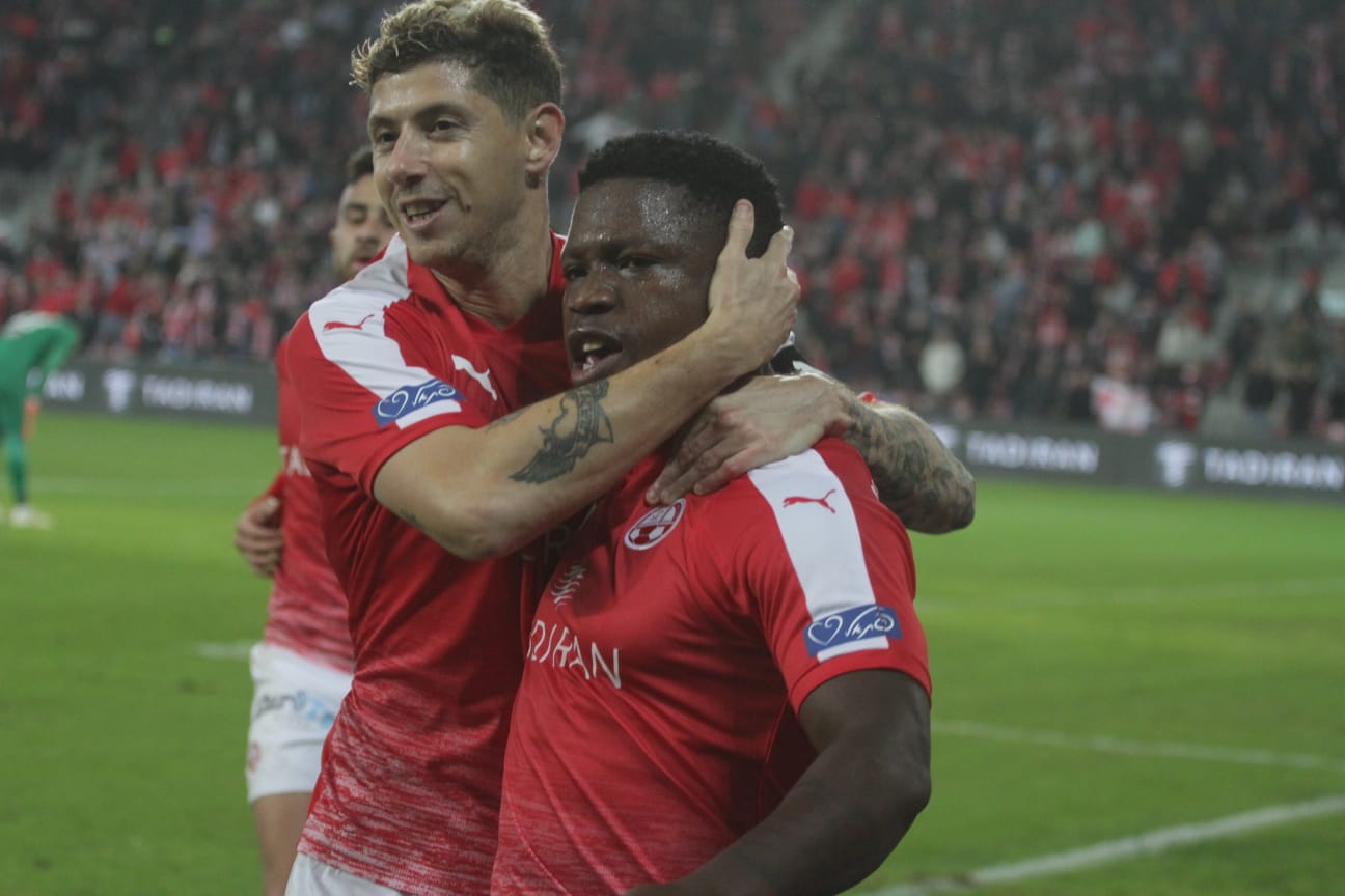 מאור מליקסון מחבק את נייג'ל האסלביינק מול אשדוד. התאוששו (צילום: בן בודה)